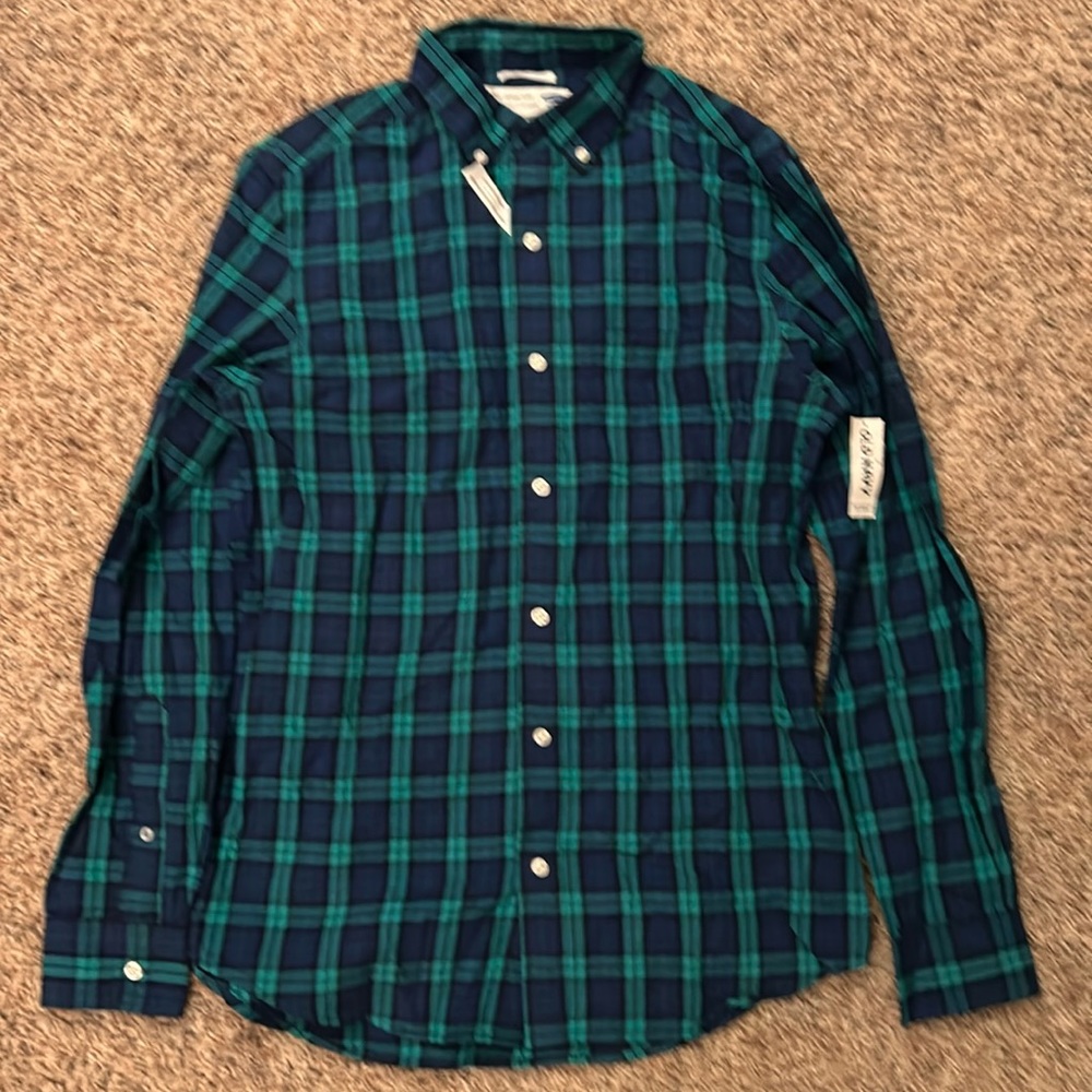Old Navy size small, men’s classic shirt, button-down, regular fit, plaid. NWT